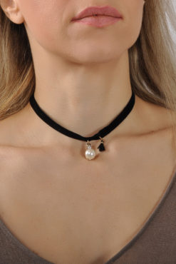 Choker με πέρλα και φουντίτσα